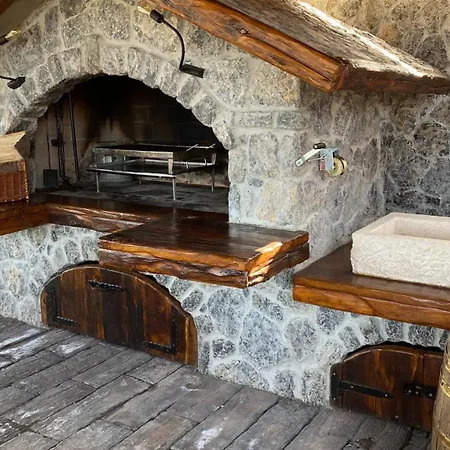 Rustic Roza With Outdoor Pool In Vila
